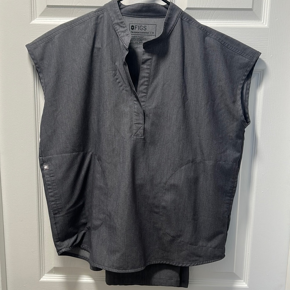 FIGS technical collection scrub top